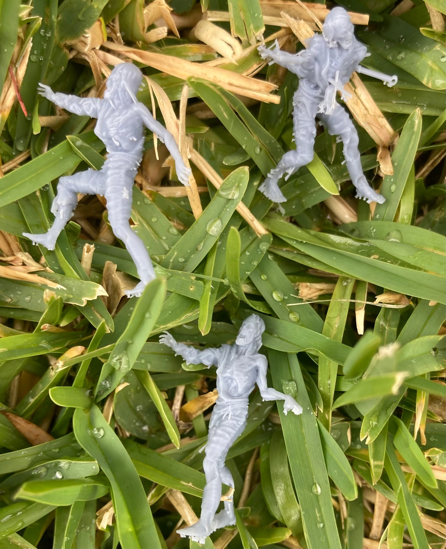 Rotting Zombie Male (3 Variants Available) - Epic Miniatures