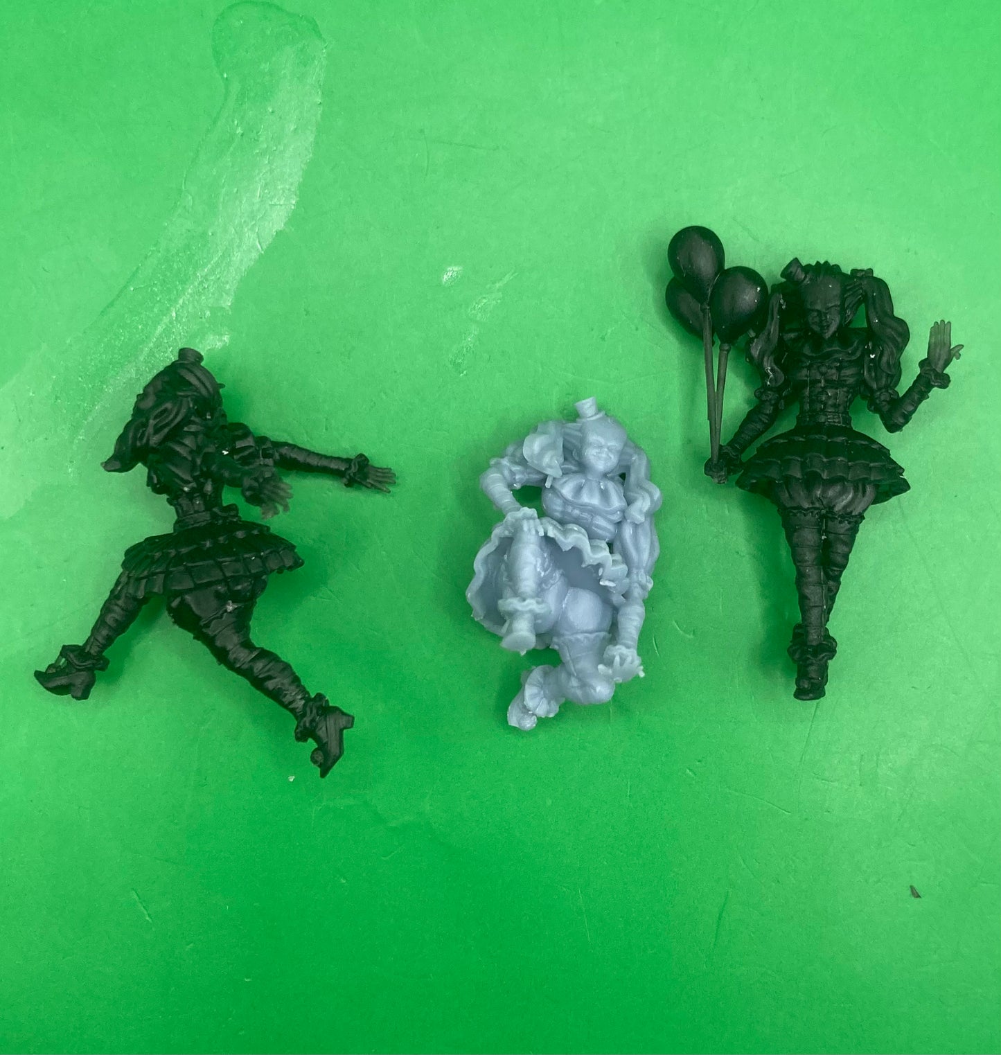 Scary Clown Girls (3 Variants Available) - Invictus Miniatures