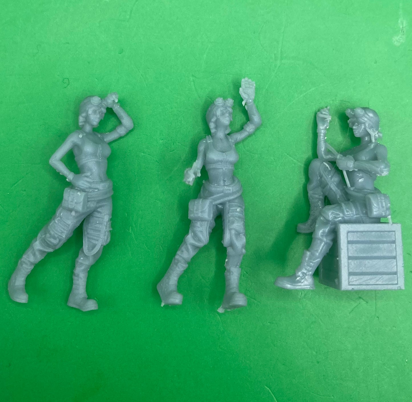Engineer Girl (3 Variants Available) - Invictus Miniatures