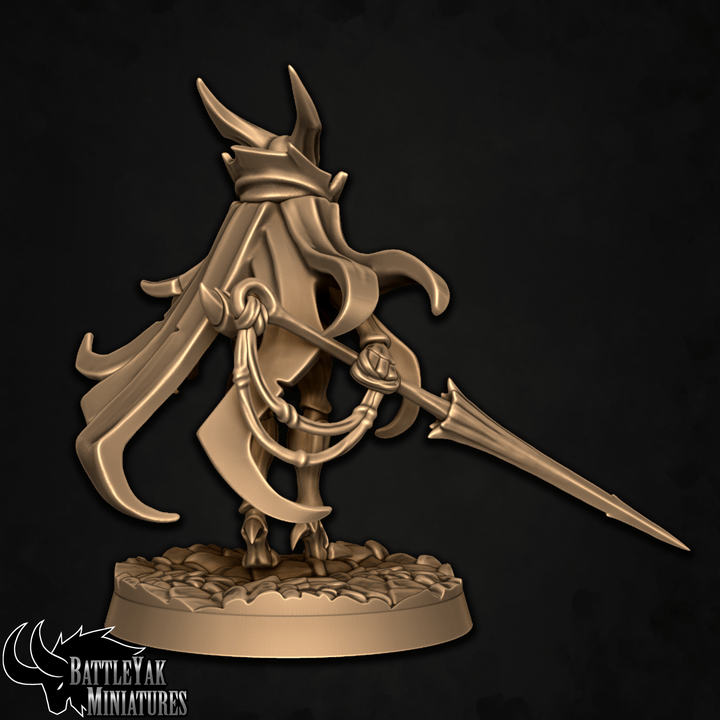 Pale Huntress, Cloaked Insectoid Beauty (2 Variants Available) - Battle Yak