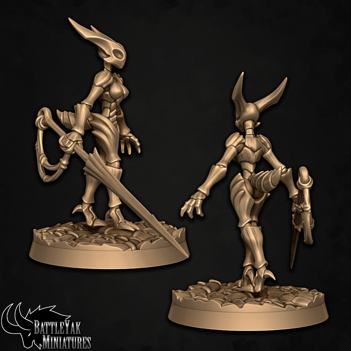 Pale Huntress, Cloaked Insectoid Beauty (2 Variants Available) - Battle Yak
