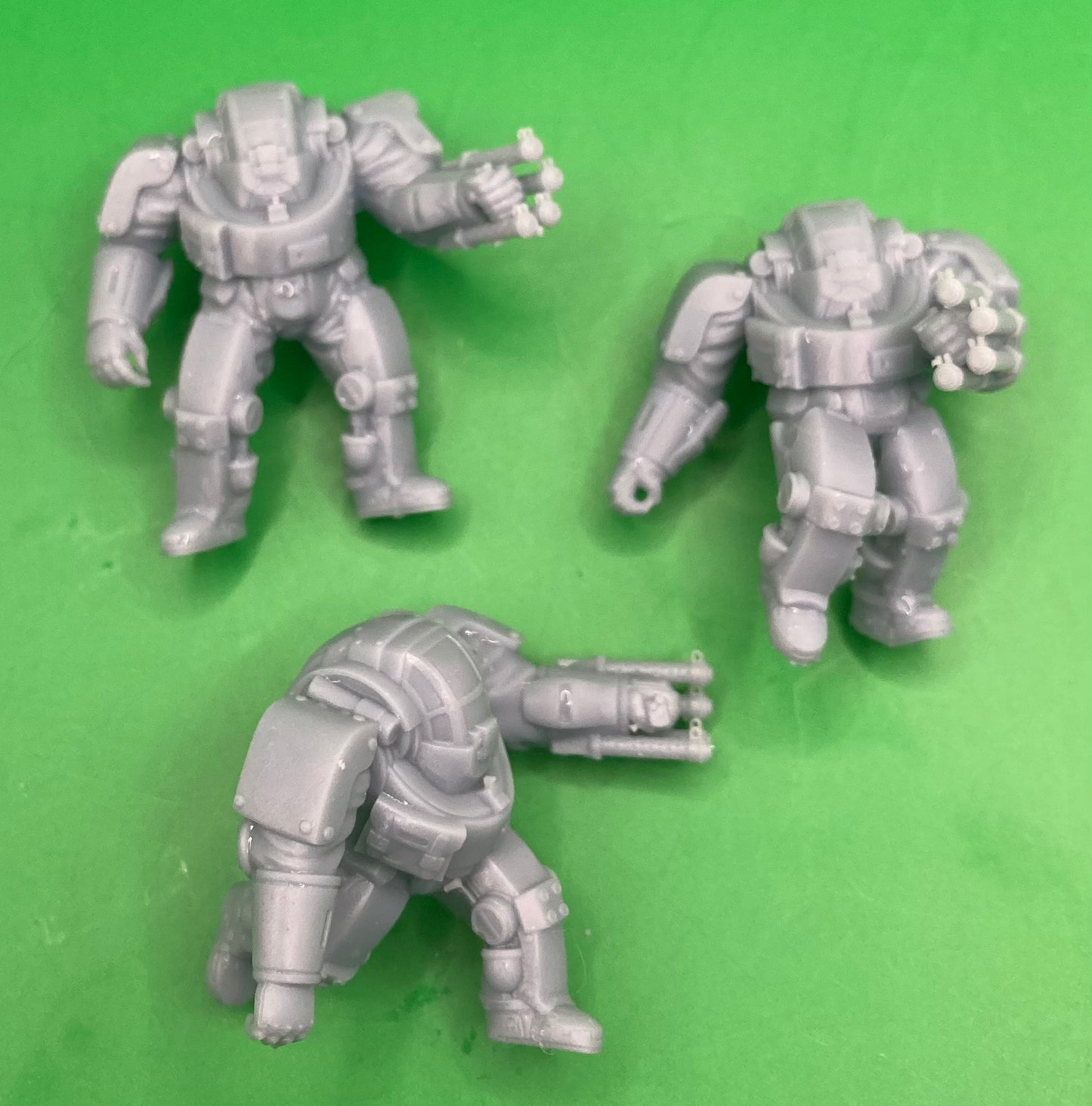Heavy Exosuit - Helmets (3 Variants Available) - Invictus Miniatures