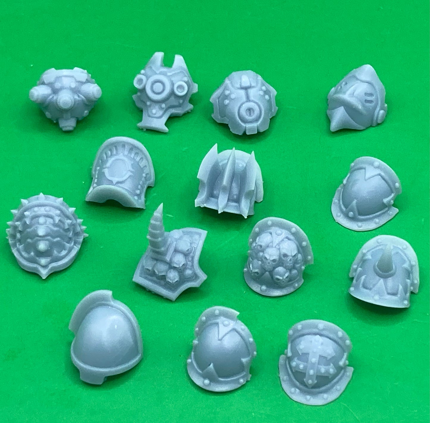 Slayer Cult Pauldrons, Customisation Pack - 32mm Scale (14 Variants Available) - Battle Yak