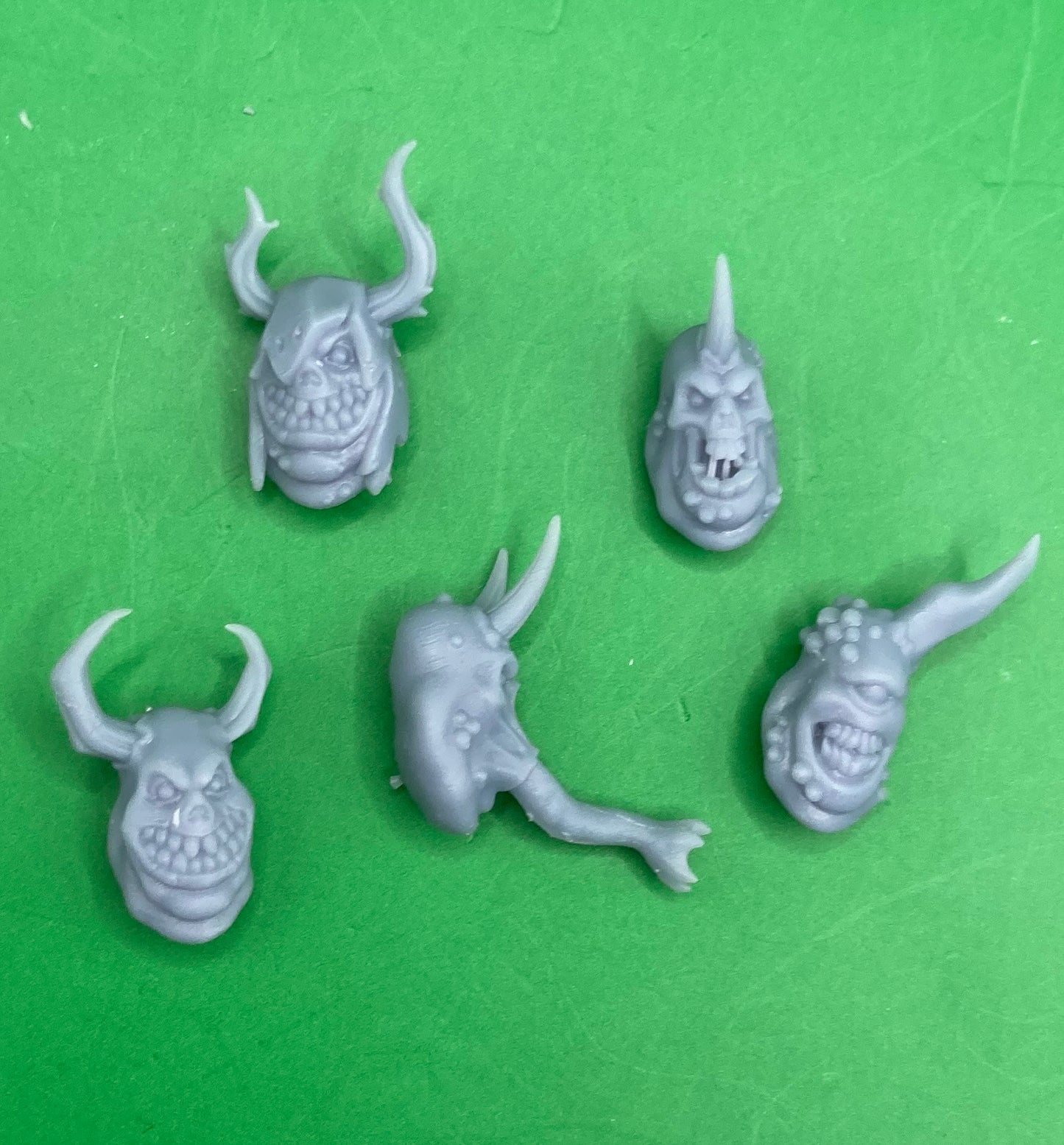 Plagueheart Defiler Heads, Customisation Pack - 32mm Scale (16 Variants Available) - Battle Yak