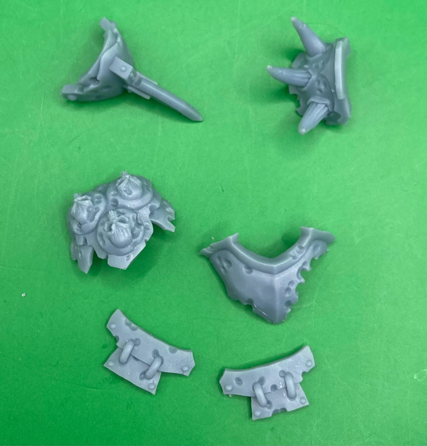 Plagueheart Defilers Gear, Customisation Pack - 32mm Scale (11 Variants Available) - Battle Yak