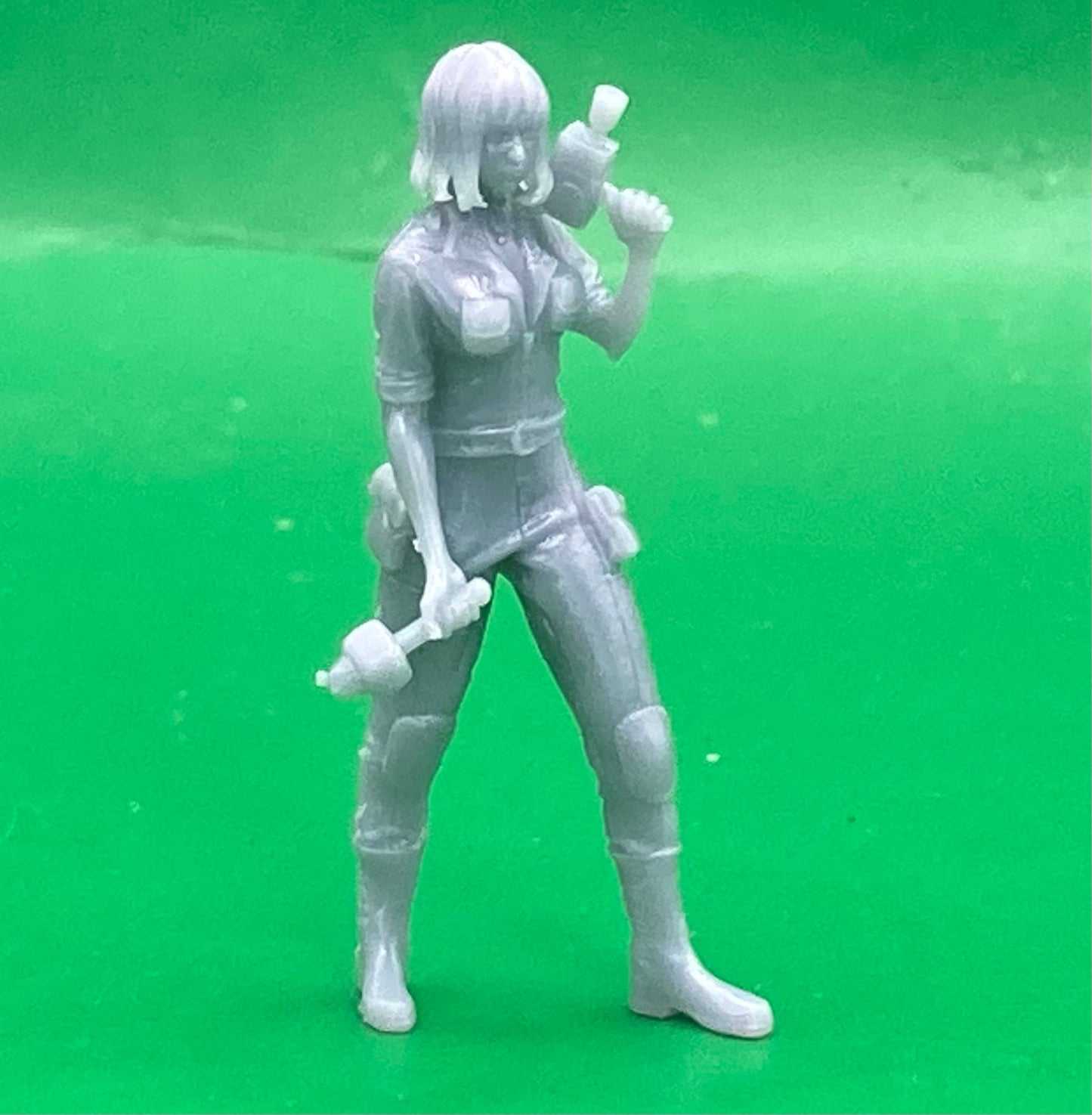 Reporter Girl (3 Variants Available) - Invictus Miniatures